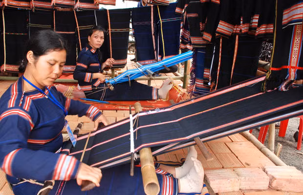 Vestuario tradicional de Ba Na muestra diversidad cultural de la región altiplana ảnh 1