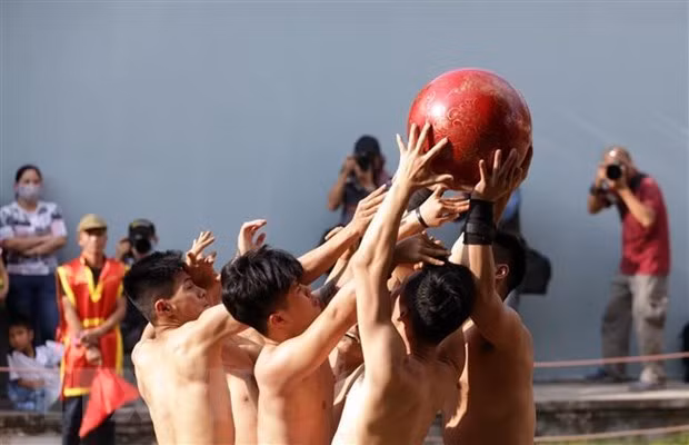 [Video] Fiesta tradicional de lucha con pelota Vat Cau, legado cultural de Vietnam ảnh 1