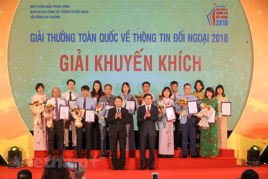 [Foto] Entregan en Vietnam los premios de información al exterior ảnh 4