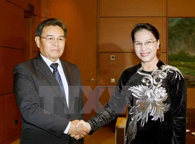Líder parlamentaria de Vietnam recibe al jefe de organización de masas de Laos ảnh 1