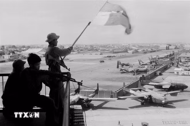 co-giai-phong-tung-bay-tren-san-bay-tan-son-nhat-ngay-30-4-1975.jpg