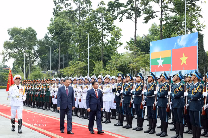 El secretario general del Partido Comunista y presidente de Vietnam, To Lam, y el presidente de Myanmar, Min Aung Hlaing, pasan revista a la Guardia de Honor del Ejército Popular de Vietnam. (Foto: VNA)