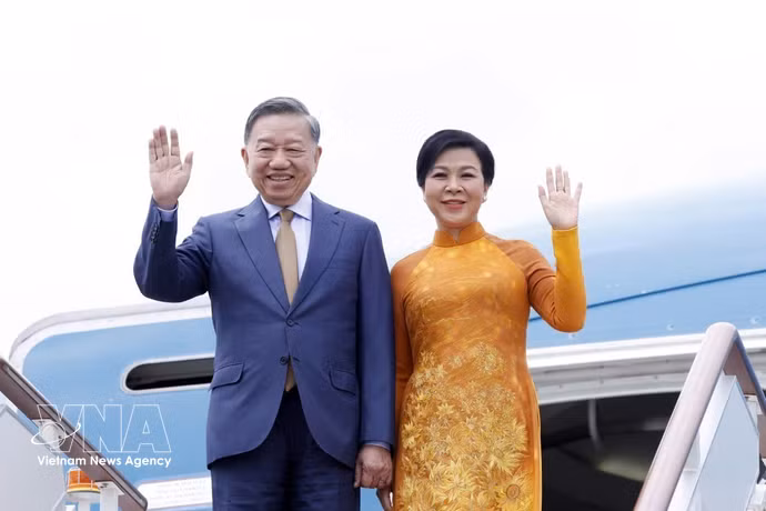 El secretario general del Partido y presidente de Vietnam, To Lam, y su esposa llegan al aeropuerto de Vnukovo, Moscú, iniciando su visita de Estado a Rusia. (Foto: VNA)