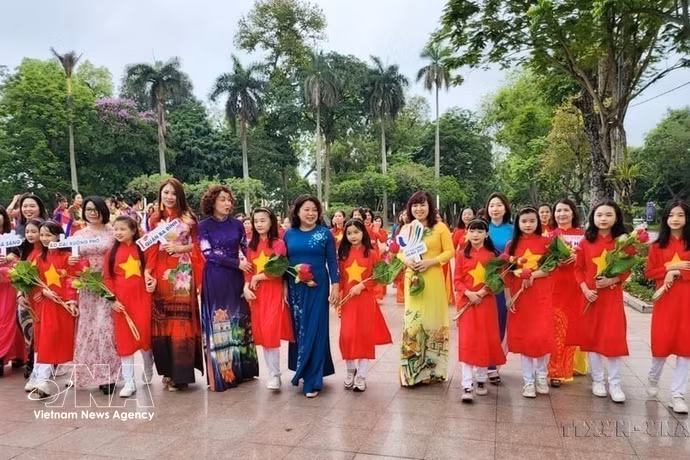 El festival "Ao Dai en las Calles", organizado por la Unión de Mujeres del distrito de Ba Dinh, Hanoi (2022). Foto: VNA