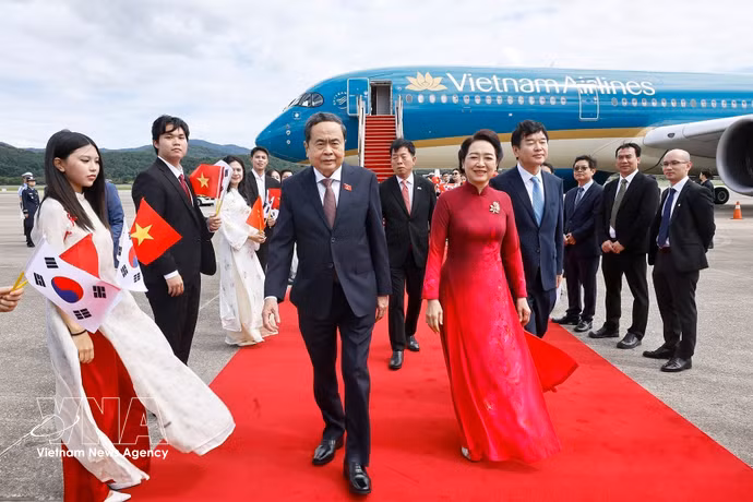 El presidente de la Asamblea Nacional de Vietnam, Tran Thanh Man, y su esposa, Nguyen Thi Thanh Nga, junto con una delegación vietnamita de alto nivel, llegan a Corea del Sur. Foto: VNA