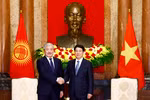 El presidente vietnamita, Luong Cuong, recibe al primer ministro de Kirguistán, Adylbek Kasymaliev. (Fuente: VNA)