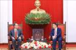 Nguyen Trong Nghia, miembro del Buró Político, secretario del Comité Central del Partido Comunista de Vietnam (PCV) y jefe de su Comisión de Propaganda y Educación, recibe al embajador de Cuba en Vietnam, Rogelio Polanco Fuentes. (Fuente: VNA)