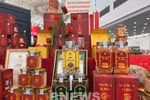 Productos farmacéuticos OCOP de la Cooperativa de Agricultura y Hierbas Medicinales de Alta Tecnología Sukova en la Feria. (Fuente: VNA)