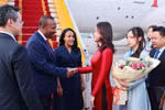 La viceministra de Relaciones Exteriores, Nguyen Minh Hang, recibió al primer ministro etíope, Abiy Ahmed Ali, y a su esposa en el Aeropuerto Internacional de Noi Bai. (Foto: VNA)