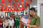 La Policía del Distrito de Dong Da (Hanoi) brindó orientación y respondió a las preguntas de los residentes, garantizando la entrega de los obsequios. (Foto: VNA)