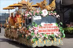 El carro de flores de "nueve dragones" de la Sangha Budista de Vietnam transportó las reliquias de Buda Shakyamuni. Foto: VNA