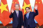 El primer ministro de Vietnam, Pham Minh Chinh, y el miembro del Comité Permanente del Buró Político y presidente del Comité Permanente de la Asamblea Popular Nacional de China, Zhao Leji. (Fuente: VNA)