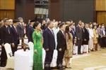 El secretario general del Partido Comunista de Vietnam, To Lam, y su esposa, el secretario general de la ASEAN, Kao Kim Hourn y su esposa, y los delegados realizaron la ceremonia izamiento de la bandera de la ASEAN. (Foto: VNA)