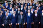 El primer ministro vietnamita, Le Minh Hung, y delegados. (Fuente: VNA)