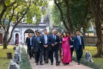 El presidente del Consejo Europeo, António Costa, y delegados visitan Van Mieu – Quoc Tu Giam (Templo de la Literatura) en Hanoi. (Fuente: VNA)