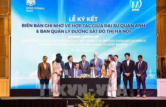 En la ceremonia de la firma del memorando de entendimiento entre la Autoridad de Gestión del Ferrocarril Urbano de Hanoi y la Embajada del Reino Unido e Irlanda del Norte en Vietnam. (Fuente: VNA)