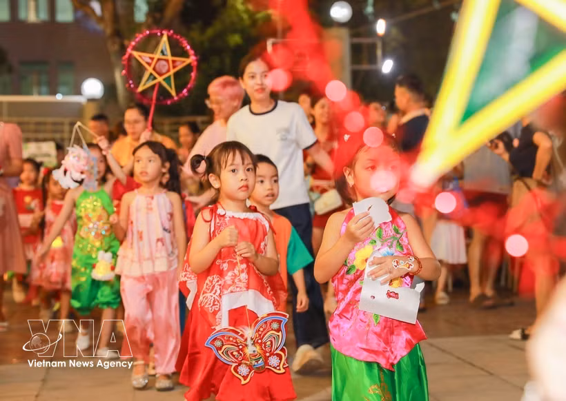 Los niños con sus juguetes tradicionales (Foto: VNA)