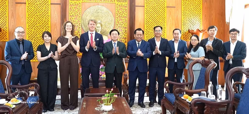 Líderes de Tay Ninh y la delegación de trabajo de la empresa Harvest Waste B.V (Foto: VNA) 
