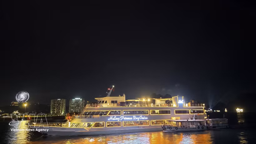 Un crucero lujoso en la bahía de Ha Long (Foto: VNA)