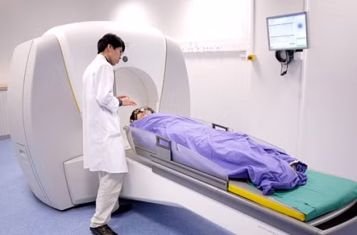 El paciente recibe radioterapia para tratar su cáncer. (Foto: benhvienk.vn)