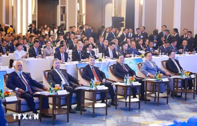El primer ministro vietnamita, Le Minh Hung, junto con sus homólogos de Laos, Sonexay Siphandone; Camboya, Hun Manet; Tailandia, Anutin Charnvirakul; y Timor-Leste, Kay Rala Xanana Gusmão, asiste a la sesión inaugural de la tercera edición del Foro del Futuro de la ASEAN. (Foto: VNA)