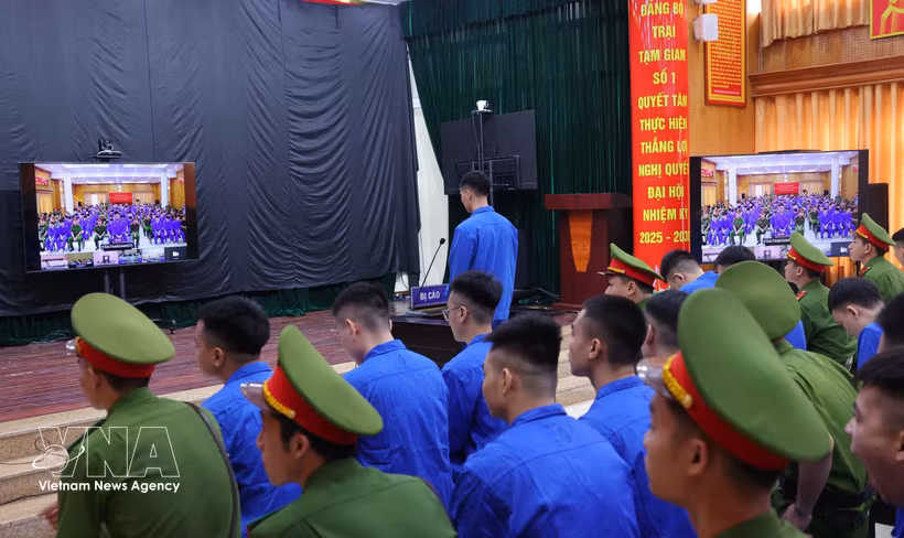 Los acusados ​​declaran ante el tribunal en el auditorio del Centro de Detención Nº 1 (Policía de Hanoi). (Foto: VNA)