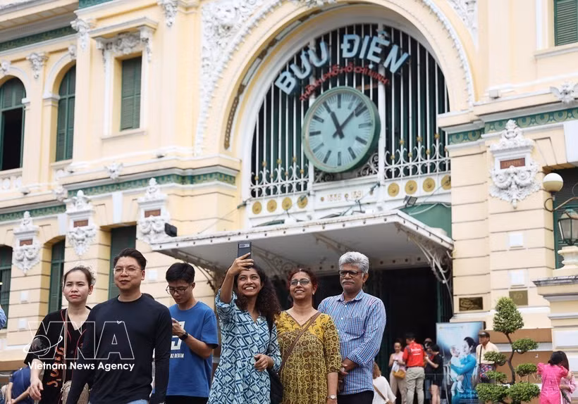 La Oficina Central de Correos de Ciudad Ho Chi Minh siempre atrae a turistas nacionales e internacionales. (Foto: VNA)
