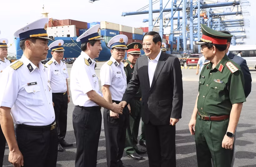 Líderes de la Corporación de Nuevo Puerto Saigon reciben al primer ministro de Laos, Sonexay Siphandone. (Fuente: VNA) 