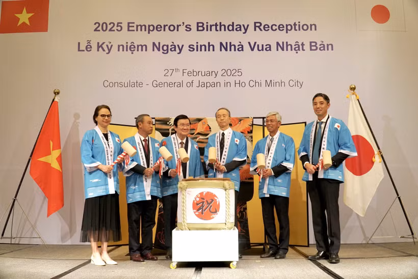 Los invitados realizan el ritual de romper el sake en la ceremonia (Fuente: VNA)