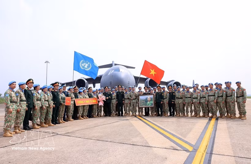 Los oficiales y soldados vietnamitas antes de partir hacia Sudán del Sur. (Foto: VNA)