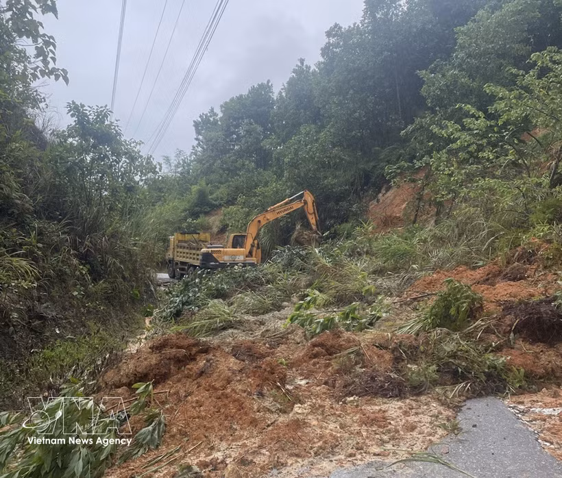 Un deslizamiento de tierra en una carretera rural en la provincia montañosa de Thanh Hoa. (Foto: VNA)