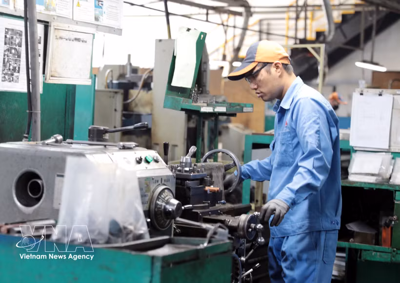 Línea de producción en la empresa Cosmot 1. (Foto: VNA) 