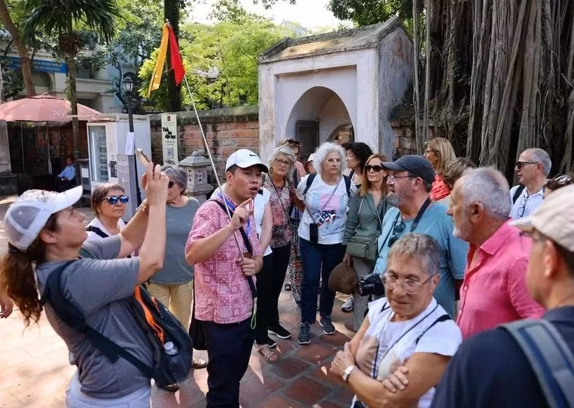 Los turistas en el Templo de Literatura (Fuente: VNA)