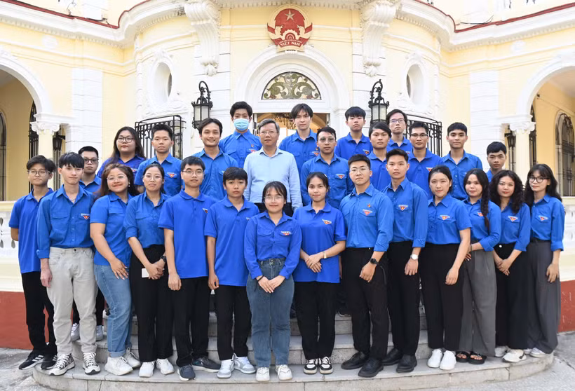 El embajador vietnamita en La Habana, Le Quang Long, y los jóvenes de la UJCHCM en Cuba. (Fuente: VNA)