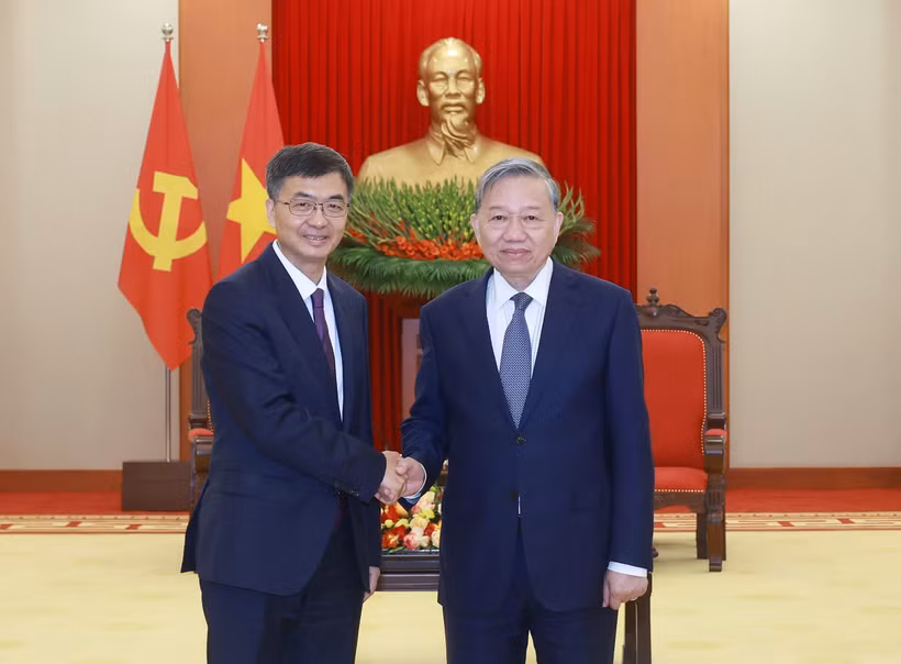 El secretario general del Partido Comunista de Vietnam, To Lam (derecha), y el secretario del Comité del Partido Comunista de China en Guangxi, Chen Gang. (Fuente: VNA)