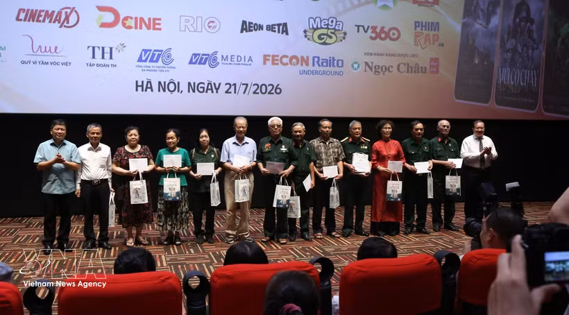 El comité organizador entrega obsequios de agradecimiento a las familias de los soldados heridos y mártires. (Foto: VNA)
