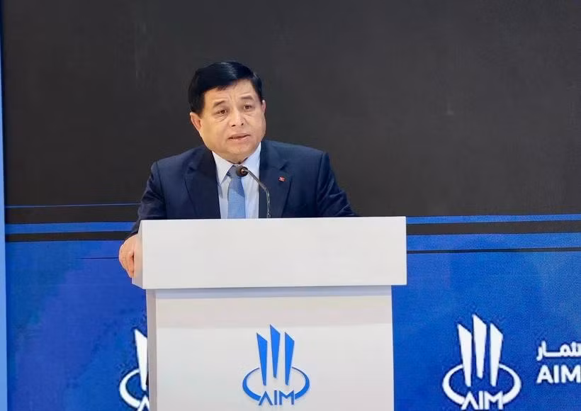 El viceprimer ministro de Vietnam, Nguyen Chi Dung, pronuncia un discurso en la XIV Reunión Anual de Inversiones (AIM Congress) 2025. (Fuente: baochinhphu.vn)
