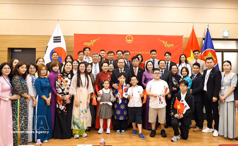 l presidente de la Asamblea Nacional, Tran Thanh Man, con representantes de la comunidad vietnamita en Corea del Sur. (Foto: VNA)