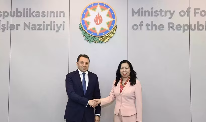 La viceministra Le Thi Thu Hang y su homólogo azerbaiyano E. Mammadov (Fuente: baoquocte.vn) 