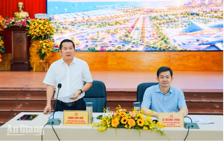 El subsecretario del Comité del Partido de An Giang y secretario del Comité del Partido de la zona especial de Phu Quoc, Dinh Van Noi, pronuncia un discurso. (Foto: baoangiang.com) 