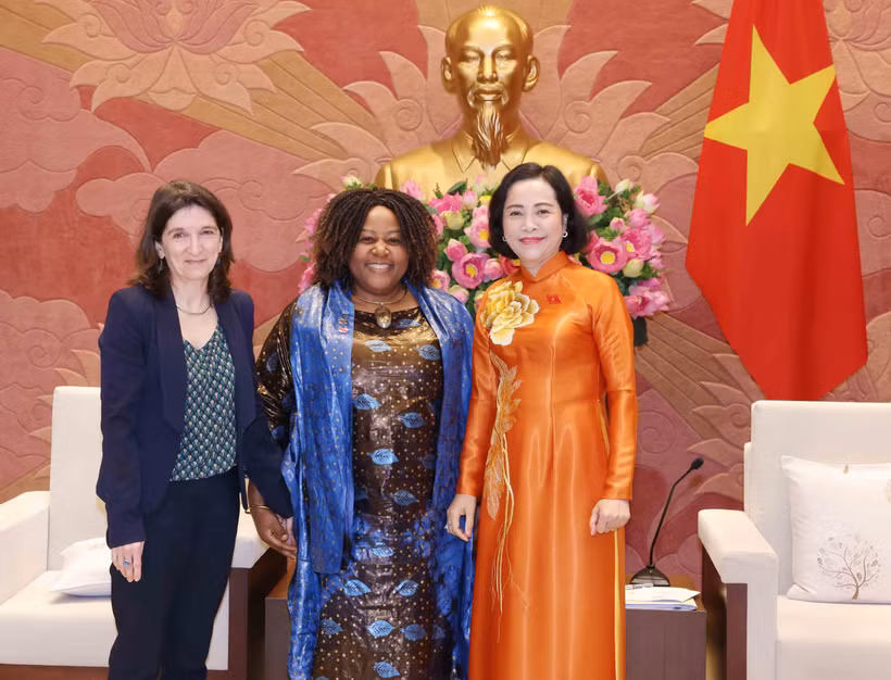 Nguyen Thi Thanh, vicepresidenta de la Asamblea Nacional de Vietnam, Caroline Nyamayemombe, representante en jefa de ONU Mujeres en Vietnam y Michaela Bauer, representante adjunta del Fondo de las Naciones Unidas para la Infancia (UNICEF) en Vietnam. (Fuente: VNA)