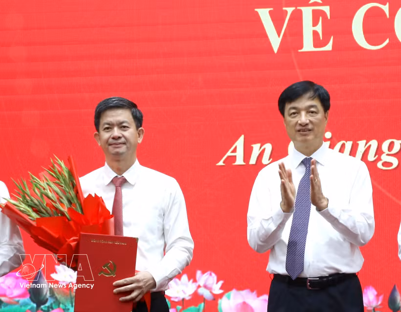 Secretario del Comité Central del Partido y jefe de su Comisión de Organización del Comité Central, Nguyen Duy Ngoc, entrega la decisión a Le Quang Tung (Foto: VNA)