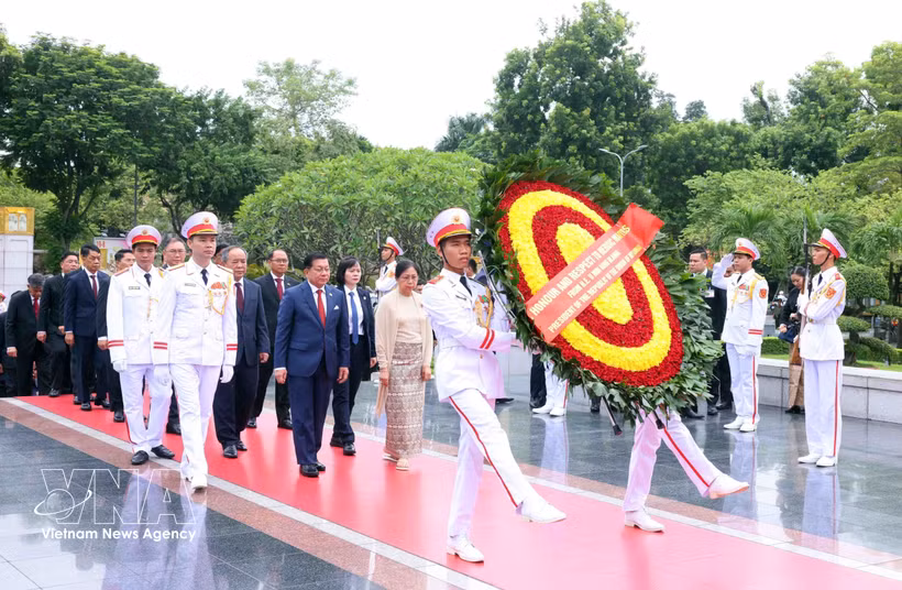 El presidente de Myanmar, Min Aung Hlaing, y su esposa, Kyu Kyu Hla, depositan ofrendas florales en conmemoración de los héroes caídos. (Foto: VNA)