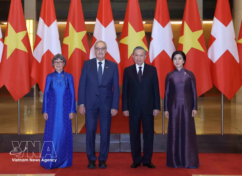 El secretario general del Comité Central del Partido Comunista y presidente de Vietnam, To Lam, su esposa, Ngo Phuong Ly, reciben al presidente de Suiza Guy Parmelin y su esposa Caroline Parmelin. (Foto: VNA) 