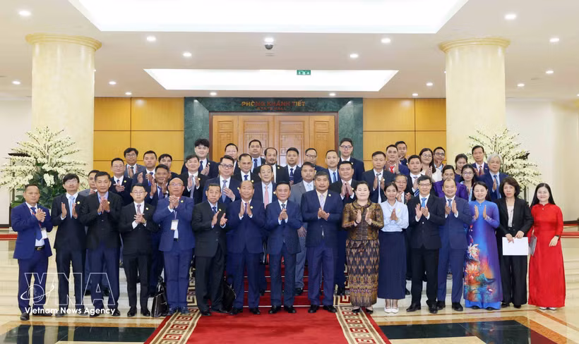 Tran Cam Tu y la delegación de jóvenes líderes del Partido Popular de Camboya (Foto: VNA)