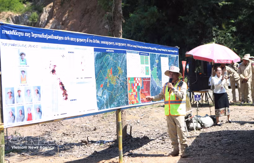 Representantes del equipo de gestión de campo del Programa Nacional de Desminado de Laos informaron sobre la situación, los procedimientos técnicos y los resultados destacados de las labores de prospección y desminado en la provincia de Luang Prabang.