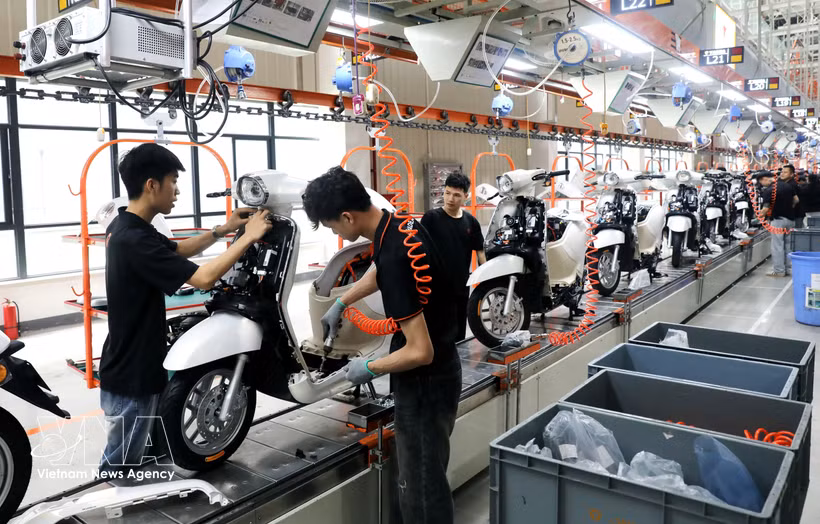 Línea de producción en la planta de fabricación inteligente de Yadea Vietnam, con una inversión de más de 100 millones de dólares, ubicada en el Parque Industrial Tan Hung, provincia de Bac Ninh. (Foto: VNA)