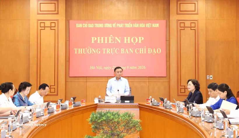 El miembro del Buró Político y permanente del Secretariado del Comité Central del Partido Comunista de Vietnam, Tran Cam Tu, preside la reunión (Foto: VNA) 