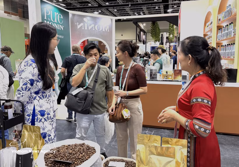 Clientes malasios disfrutan del café vietnamita. (Foto: VNA)
