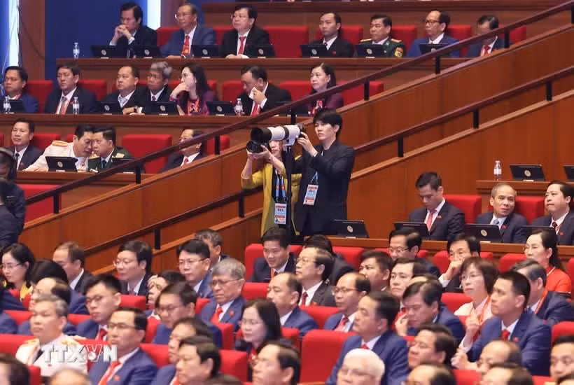 Reporteros de la Agencia Vietnamita de Noticias (VNA) cubren el XIV Congreso Nacional del Partido Comunista de Vietnam. (Fuente: VNA)